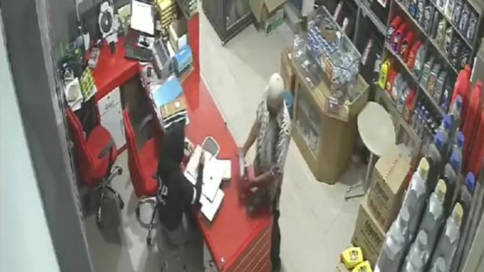 Oknum peminta sumbangan mengatasnamakan masjid terekam CCTV mencuri Hp di bengkel Palembang