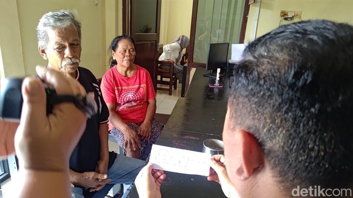 Patimi (68) saat melaporkan penipuan kepada Polsek Glagah dengan membawa secarik surat bukti kepemilikan perhiasan.