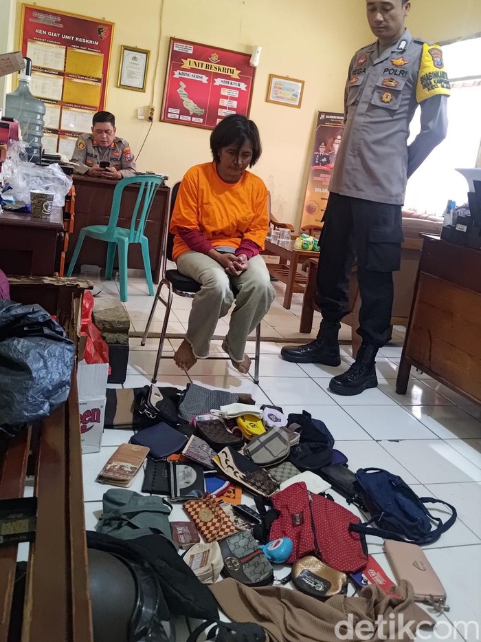 Pelaku penipuan pada Lansia dengan menyamar sebagai petugas Bansos ditangkap bersama 80 dompet hasil curian.