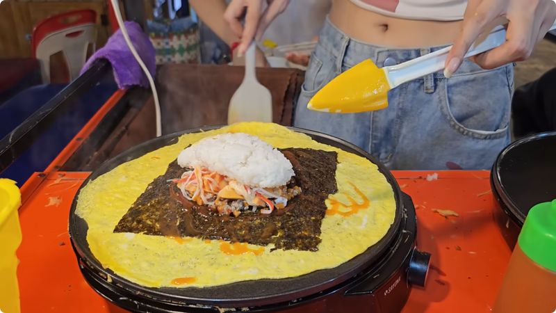 penjual omelet berparas cantik di Laos