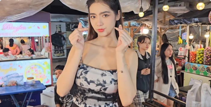 penjual omelet berparas cantik di Laos