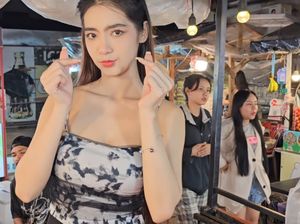 Bak Model! Penjual Omelet Cantik ini Dibanjiri Pujian Pembeli