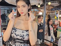 Bak Model! Penjual Omelet Cantik ini Dibanjiri Pujian Pembeli