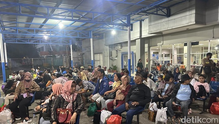 Penumpang di Pelabuhan Nusantara Parepare.