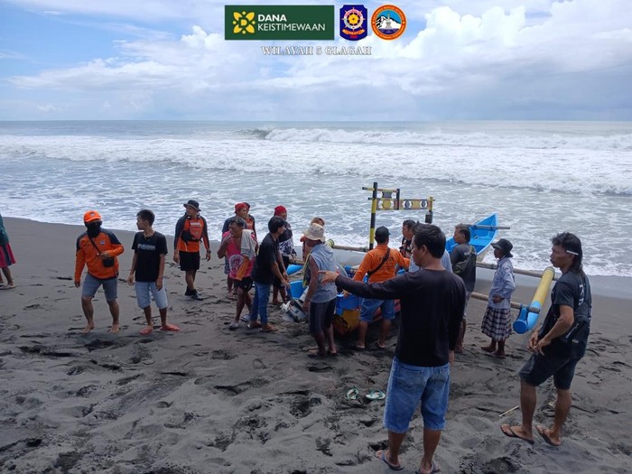 Perahu nelayan kecelakaan di sekitar Pantai Congot, Temon, Kabupaten Kulon Progo, Sabtu (4/1/2025).