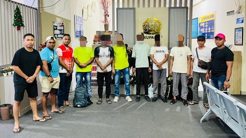 Petugas Imigrasi Kupang saat menangkap 18 WN Bangladesh di Kota Kupang, NTT. (Dok. Humas Imigrasi Kupang)