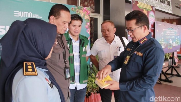 Petugas menunjukkan sertifikat vaksin asli dan palsu. (Jeka Kampai/detikSumut)