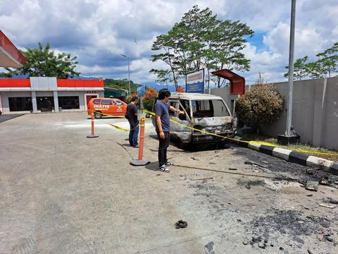 Polisi melakukan olah TKP mobil terbakar di SPBU Desa Karangduren, Kecamatan Bobotsari, Kabupaten Purbalingga, Sabtu (4/1/2025) siang.