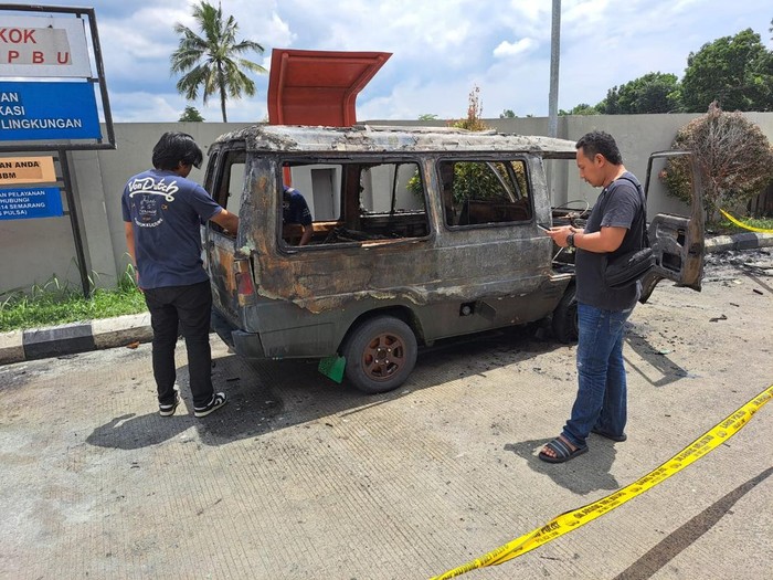Polisi melakukan olah TKP mobil terbakar di SPBU Desa Karangduren, Kecamatan Bobotsari, Kabupaten Purbalingga, Sabtu (4/1/2025) siang.