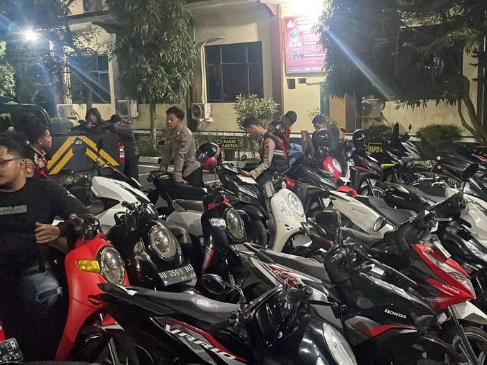 Polresta Magelang mengamankan 18 remaja dan 23 sepeda motor yang konvoi di Salam, Kabupaten Magelang, Sabtu (4/1/2025) dini hari.