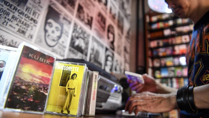 Calon pembeli memutar kaset pita di Psychocandy Records, Jakarta, Jumat (3/1/2025). Sejumlah musisi tanah air kembali meluncurkan album dalam bentuk kaset pita dikarenakan harga produksinya lebih murah, namun terkendala keterbatasan bahan baku sehingga mengakibatkan penundaan produksi. ANTARA FOTO/Muhammad Adimaja/foc.
