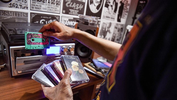 Calon pembeli memutar kaset pita di Psychocandy Records, Jakarta, Jumat (3/1/2025). Sejumlah musisi tanah air kembali meluncurkan album dalam bentuk kaset pita dikarenakan harga produksinya lebih murah, namun terkendala keterbatasan bahan baku sehingga mengakibatkan penundaan produksi. ANTARA FOTO/Muhammad Adimaja/foc.