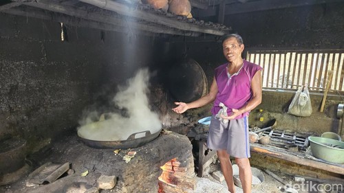Proses memasak nira menjadi gula merah di Desa Besan, Kecamatan Dawan, Klungkung, Bali. (Foto: Putu Krista/detikBali)