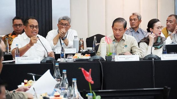 Pj Gubernur Bali Sang Made Mahendra Jaya dalam rapat pengelolaan sampah di Legian, Sabtu (4/1/2025). (Humas Pemprov Bali)