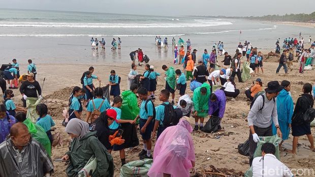 Ribuan peserta mengikuti Aksi Bersih Sampah Laut di Pantai Kuta, Badung, Bali, Sabtu (4/1/2025). (Foto: Aryo Mahendro/detikBali)