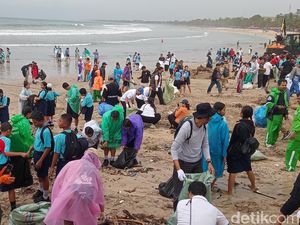 Kemenpar Sebut Sampah Kiriman di Pantai Kuta gegara Angin Barat