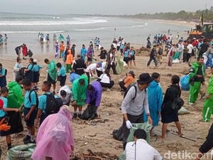 Kemenpar Sebut Sampah Kiriman di Pantai Kuta gegara Angin Barat