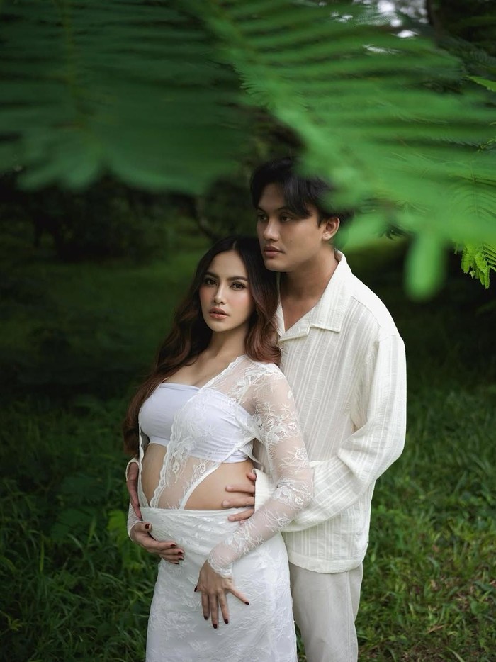 Rizky Febian dan Mahalini Mahalini perlihatkan baby bump