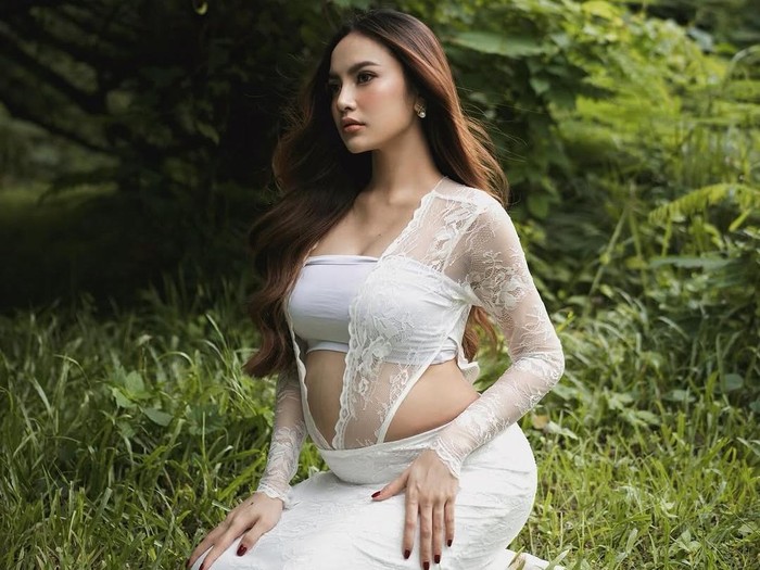 Rizky Febian dan Mahalini Mahalini perlihatkan baby bump
