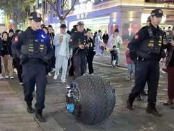 China Pamer Robocop Bola Ala Star Wars Versi Gahar