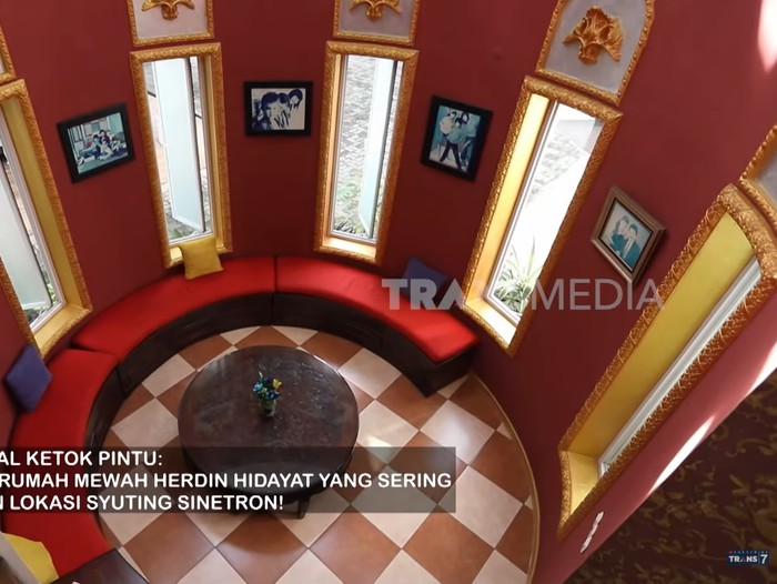 Rumah Herdin Hidayat yang sering dipakai sebagai lokasi syuting FTV/Tangkapan layar/YouTube FYP Trans7 Rumah Herdin Hidayat yang sering dipakai sebagai lokasi syuting FTV