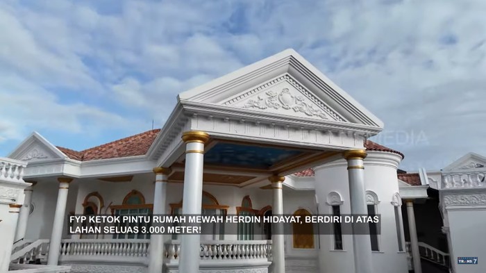 Rumah Herdin Hidayat yang sering dipakai syuting FTV/Tangkapan layar//YouTube FYP Trans7 Rumah Herdin Hidayat yang sering dipakai syuting FTV
