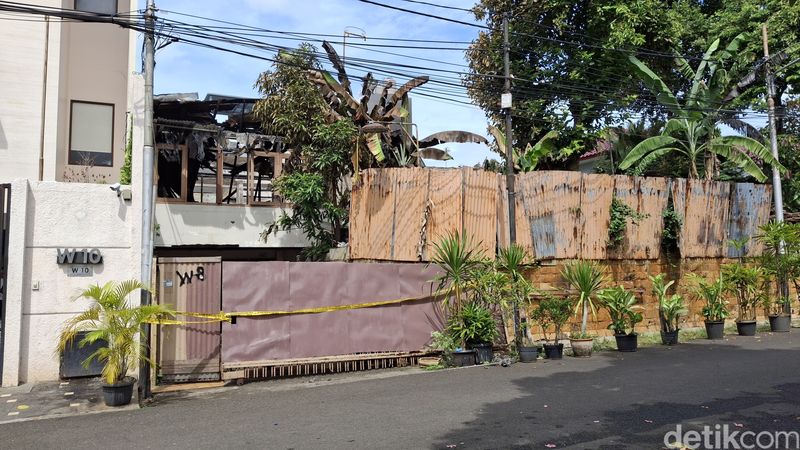 Rumah yang dilanda kebakaran di Kebayoran Baru, 3 Januari 2025, terlihat sudah digaris polisi pada 5 Januari 2025. (Taufiq Syarifudin/detikcom)