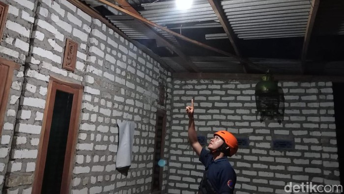 Rumah yang rusak akibat bencana angin kencang di Pamekasan
