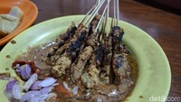 Di Surabaya ada sate legendaris yang buka sejak tahun 1945. Namanya Sate Kelopo Ondomohen Bu Asih, menawarkan daging ayam yang besar dengan tekstur lembut. Uniknya sate di sini dibakar dengan parutan kelapa dan bumbu kacang. Foto: detikcom/Diah Afrilian