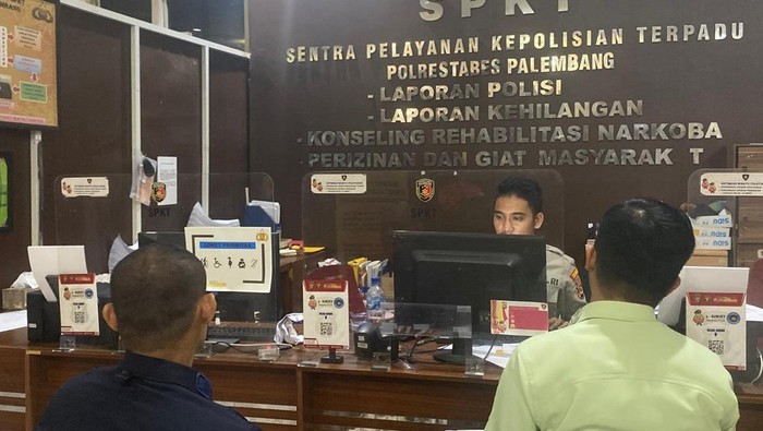 Satpol PP Kota Palembang melaporkan salah satu hotel di Palembang atas perusakan penyegelan tanpa izin.