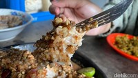 Ikan gurame jadi pilihan yang sedap, terlebih dipadukan dengan bumbu pecak kacang. Daging guramenya tebal, padat, dan lembut. Berpadu nikmat dengan bumbu pecak yang segar berempah. Foto: Detikcom / Atiqa Rana