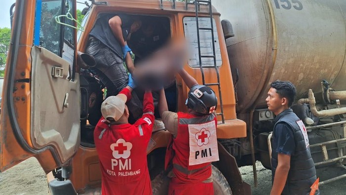 Seorang sopir truk ditemukan tewas di Palembang, Sumatera Selatan. Kematian sopir bernama Marwan (38) tersebut diduga akibat serangan jantung.