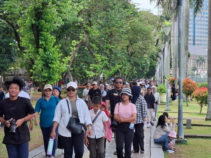 Suasana akhir pekan pertama 2025 di Monas, Jakarta Pusat, Sabtu (4/1/2025).