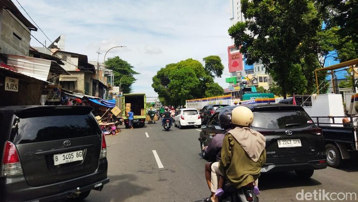 Suasana Jl Bassura Jakarta Timur yang sering jadi ajang tawuran, 4 Januari 2025 siang. (Kurniawan Fadilah/detikcom)