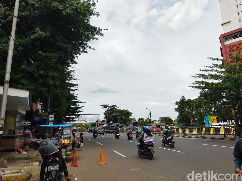 Suasana Jl Bassura Jakarta Timur yang sering jadi ajang tawuran, 4 Januari 2025 siang. (Kurniawan Fadilah/detikcom)