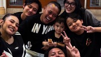 Sule kompak memakai kaos bernuansa hitam dan putih saat merayakan malam tahun baru bersama anak-anak serta menantu di rumahnya. Foto: dok. Instagram Sule