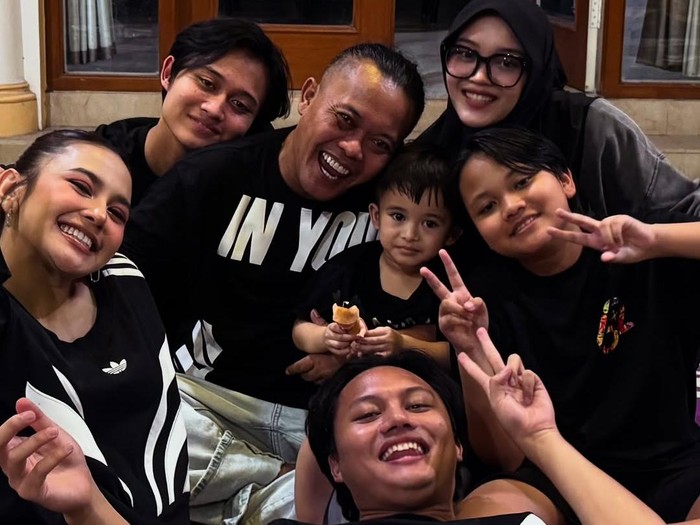 Tahun Baru Sule bareng anak dan menantu