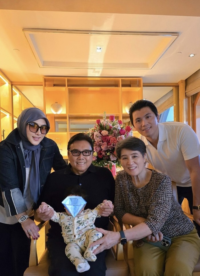 Syahrini Kulineran Enak Bareng Suami dan Keluarga Sambil Momong Anak Syahrini Kulineran Enak Bareng Suami dan Keluarga Sambil Momong Anak