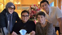 Kini Syahrini kerap membagikan potret bayinya yang sudah berusia 5 bulan. Salah satunya ketika berpose bersama kedua orang tua Reino Barack seperti ini. Foto: Instagram princessyahrini