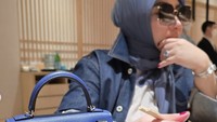 5 Month Of Being A Mom And Surounded By Love, tulis wanita 44 tahun ini di keterangan foto. Ia menikmati momen spesialnya dengan makan makanan Jepang. Foto: Instagram princessyahrini
