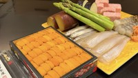 Bukan Syahrini namanya jika tidak identik dengan kemewahan. Makanan Jepang yang ia santap termasuk sekotak uni sushi alias bulu babi yang terkenal mahal. Foto: Instagram princessyahrini