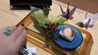 Untuk dessertnya, pelantun Cinta Terbaik ini mendapat potongan melon segar dan mochi isi pasta kacang merah dan stroberi. Yummy! Foto: Instagram princessyahrini