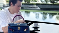 Syahrini senang kini sudah bisa membawa bayinya bepergian, ditemani sang suami. Sementara ia menikmati momen dengan makan cake cokelat hingga buah semangka. Foto: Instagram princessyahrini