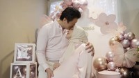 Pada 1 Agustus 2024, Syahrini dan Reino Barack dikaruniai anak pertama berjenis kelamin perempuan. Momen bahagia ini sudah dinantikan pasangan tersebut usai menikah pada tahun 2019. Foto: Instagram princessyahrini