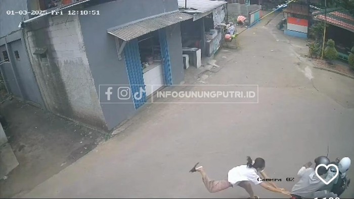 Tangkapan layar penjual es teh terseret motor jambret di Bogor (dok.tangkapan layar video viral)