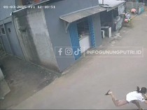 Video: CCTV Penjual Es Teh Terseret Jambret Pencuri Hp