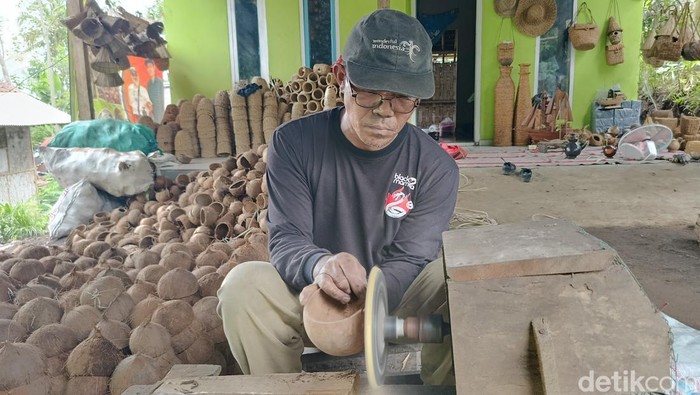 Tempurung kelapa jadi kerajinan cantik di Lumajang