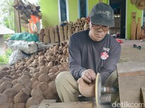Warga Lumajang Sulap Limbah Tempurung Kelapa Jadi Kerajinan Cantik