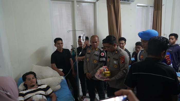 Tim Polda Sulbar besuk kader HMI yang dikeroyok polisi di Mamuju. Dokumen Istimewa