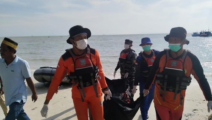 Tim SAR saat mengevakuasi jasad nelayan di Bangka Selatan.